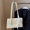 Borsa a spalla minimalista color crema con fiocco in pizzo e finitura lucida elegante - Senza Ciondolo / Giallo