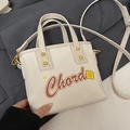Beigefarbene Beuteltasche mit Chord-Schriftzug, Sternen und goldenen Nieten-Details - Weiß ohne Anhänger