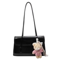Borsa a spalla in pelle verniciata nera con un ciondolo a forma di orso - Orsetto con Maglione Rosa + Fiocco di Pizzo / Nero