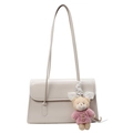 Borsa a spalla minimalista bianco crema in pelle liscia con ciondolo a forma di orsetto - Orsetto con Maglione Rosa + Fiocco di Pizzo / Bianco