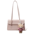 Borsa a spalla rosa minimalista in finta pelle con ciondolo a orsetto di peluche - Orsetto con Maglione Rosa + Fiocco di Pizzo / Rosa