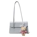 Borsa a spalla grigio chiaro minimalista in ecopelle con ciondolo a forma di orsetto - Orsetto con Maglione Rosa + Fiocco di Pizzo / Blu