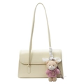 Borsa a tracolla busta minimalista bianco crema con ciondolo a forma di orsetto - Orsetto con Maglione Rosa + Fiocco di Pizzo / Giallo