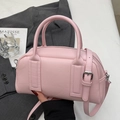 Sac Boston rose texture litchi avec bandoulière réglable et détails métalliques argent - Rose - Sans Pendentif