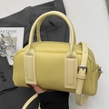 Sac Boston minimaliste jaune clair en cuir grainé avec poignées et bandoulière - Jaune - Sans Pendentif