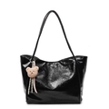 Bolso tote negro brillante de cuero encerado con un lindo colgante de oso de peluche - Negro