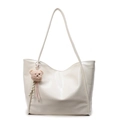 Bolso tote de cuero encerado blanco crema de gran capacidad con colgante de oso - Blanco Roto