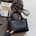 Minimalistische schwarze gewebte Beuteltasche mit elegantem Griff und goldenen Beschlägen - Schwarz - Ohne Anhänger