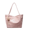 Bolso tote rosa de cuero aceitado con textura brillante y colgante de oso marrón - Rosa
