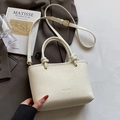 Minimalistische beige gewebte Beuteltasche mit Griffen und verstellbarem Riemen - Off-White - Ohne Anhänger