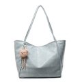 Bolso tote azul claro de piel sintética con un pequeño charm de oso de peluche y asas largas - Azul