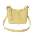 Bolso tipo cubo minimalista en cuero amarillo claro con correa ajustable y tono dorado - Amarillo