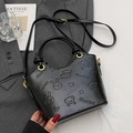 Bolso tipo cubo negro con relieve de animales y correa de hombro ajustable suave - Sin colgante / Negro