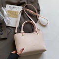 Rosa Eimertasche mit Webstruktur, verstellbarem Schultergurt und goldenen Details - Rosa - Ohne Anhänger