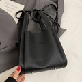 Sac à main minimaliste en cuir noir à grain litchi avec logo FASHION et rivets - Sans Pendentif / Noir