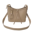Bolso saco minimalista en cuero encerado caqui con bandolera y detalles dorados - Caqui