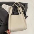 Sac seau chic beige en cuir grainé avec inscription FASHION et bandoulière longue - Sans Pendentif / Blanc