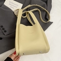 Sac seau chic beige grainé avec texte FASHION et rivets argentés pour femme - Sans Pendentif / Jaune