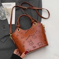 Bolso tipo cubo vintage marrón con relieve de dibujos y correa ajustable para el hombro - Sin colgante / Marrón