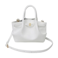 Gros plan du sac cabas en cuir grainé blanc avec boucle métallique dorée élégante - Blanc