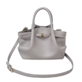 Détail du sac cabas gris texture litchi avec boucle dorée et doubles poignées - Gris clair