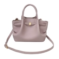 Vue détaillée du cuir grainé de haute qualité et de la boucle en métal du sac à main mauve - Rose