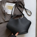 Sac seau minimaliste en cuir noir motif litchi avec design latéral ondulé et bandoulière - Sans Pendentif / Noir