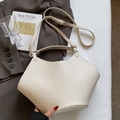 Sac à main crème en cuir grainé avec bandoulière amovible et forme de seau géométrique - Sans Pendentif / Blanc Cassé