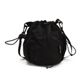 Borsa a secchiello nera minimalista con coulisse in nylon impermeabile e tracolla - Nero