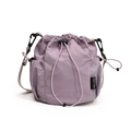 Borsa a secchiello minimalista in nylon viola con coulisse, tasche a rete e tracolla - Viola