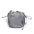 Minimalistischer Kordelzug-Beutel aus hellgrauem Nylon mit seitlicher Netztasche - Blau