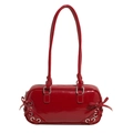 Elegante borsa sottobraccio in vernice rossa con lacci laterali e occhielli in metallo - Rosso