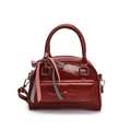 Borsa a mano Boston rossa con trama in pelle lucida ed elegante nastro a quadri decorativo - Rosso