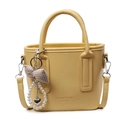 Gelbe Eimer-Tasche mit Litschi-Muster, abnehmbarem Gurt und Perlenanhänger - Karomuster-Schleifen-Anhänger / Gelb