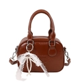 Sac à main bowling marron en similicuir avec breloque en dentelle et texte embossé - Café Avec Nœud en Dentelle et Perles