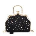 Borsa a conchiglia vintage nera con ricami floreali, perle bianche e catena dorata - Nero