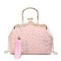 Borsa a conchiglia rosa con ricamo floreale, perle, manico dorato e nappa di seta - Rosa