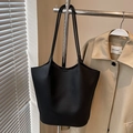 Minimalistische schwarze Shopper-Tasche mit Lychee-Muster und doppelten Schultergurten - Schwarz - Ohne Anhänger