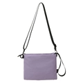 Sac bandoulière minimaliste en nylon lavande avec sangle noire et étiquette de marque - Violet