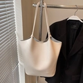 Minimalistische cremeweiße Tragetasche aus Leder mit Ledermuster an einem Anzug hängend - Off-White - Ohne Anhänger
