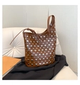Détail du sac seau en cuir marron avec rivets métalliques argentés et bandoulière - Marron