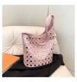 Detail der rosa Punk-Eimertasche mit silbernen Metallnieten und hochwertigem Kunstleder - Rosa