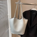 Minimalistische weiße Eimertasche aus Leder mit Lychee-Muster für den Büroalltag - Blau - Ohne Anhänger