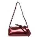 Borsa baguette chic in vernice bordeaux con tracolla a catena argentata - Rosso