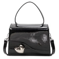 Elegante schwarze Lackleder-Handtasche mit einem silbernen herzförmigen Metallornament - Schwarz