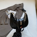 Elegante bolso de hombro negro de media luna con cadena plateada y cuero sintético - Negro