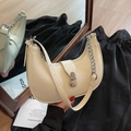 Bolso media luna beige crema con cadena dorada y detalle de hebilla elegante - Blanco Roto