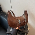 Bolso hobo vintage de cuero PU marrón oscuro con hebilla plateada y correa de cadena - café