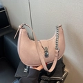Bolso de hombro media luna rosa pálido en cuero PU con cadena plateada y hebilla metal - Rosa