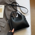 Minimalistische zwarte bucket bag met lychee textuur en verstelbare schouderriem voor dames - Zwarte Stijl - Zonder Hanger